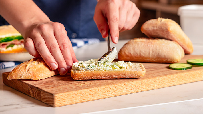 Broodje smeren met roomkaas